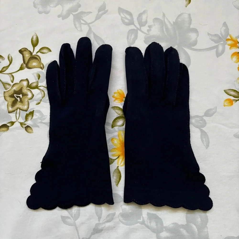 Navy Blue Scalloped Gloves
